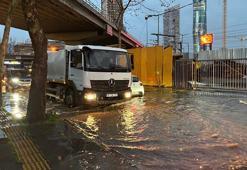 İzmir’de sağanak hayatı olumsuz etkiledi