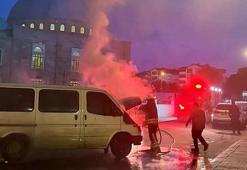Park halindeyken motor kısmından alev alan minibüs yandı