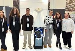 Liseliler, ipek kozasından tasarladıkları gelinlikleri IF Wedding Fashion İzmir'de sergiledi