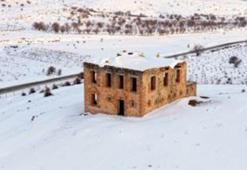 Mardin'de beyaza bürünen tarihi karakol, dronla görüntülendi