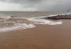 Konyaaltı Sahili'nde denizin rengi kahverengiye döndü
