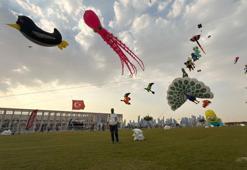 Dünya birincisi ‘Tavus kuşu’ uçurtmasını Katar semalarında Türk bayrağıyla uçurdu