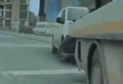 Bağcılar'da çekici park halindeki TIR'a çarptı: 2 yaralı