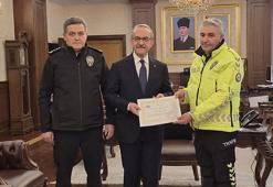 Ayağındaki çorabı üşüyen çocuğa veren polise teşekkür plaketi