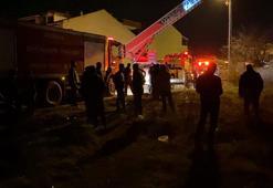 Bursa'da üç katlı binanın çatısı yandı