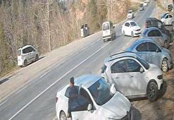 Hafif ticari aracın şarampole devrildiği kaza kamerada