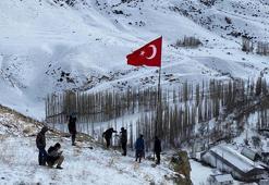 Türk bayrağını mahallenin en yüksek yerinde dalgalandırdılar