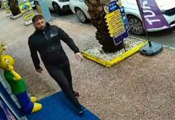 Tabancayla kuyumcuya girip 100 gram altını aldı, havaya ateş açıp kaçtı