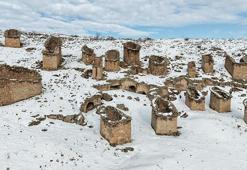 Yıkılmak üzere olan tarihi güvercinliklerde, yemleme kültürü sürüyor