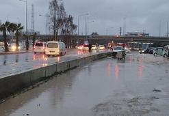 Kızıltepe'de sağanak; yollar göle döndü