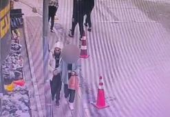 Fatih'te çaldıkları cep telefonunu polisi görünce attılar; kaçarken yakalandılar