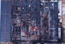 Alevlere müdahale eden 12 itfaiyeci dumandan etkilendi; yanan fabrika havadan görüntülendi