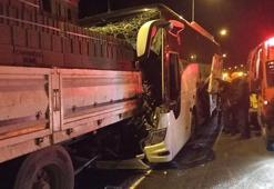 Yolcu otobüsü, TIR'a çarptı; muavin öldü, 3 yaralı