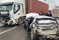 TIR, kırmızı ışıkta bekleyen otomobile çarptı; 3 yaralı