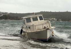 Bodrum’da fırtına; tekne karaya vurdu, feribot seferleri iptal edildi