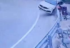Virajlı yolda otomobilin bariyerlere çarptığı kaza kamerada