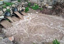 Foça'da fırtına ve sağanak yağmur yaşamı etkiledi