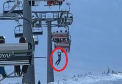 Düşen snowboardını almak için atlamaya çalıştığı telesiyejde asılı kaldı; o anlar kamerada