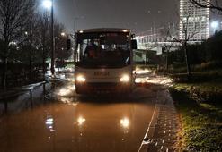 İzmir’de sağanak: Yollar göle döndü, ev ve iş yerlerini su bastı