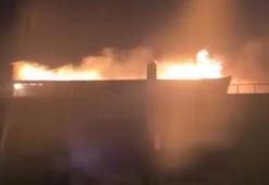 Terasta yakılan mangaldan savrulan kıvılcımlarla çatı katı yandı