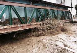 Mersin'de sağanak; dereler taştı, yolları su bastı