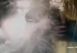 Çatıdan kopan kar kütlesini son anda fark edip kaçtılar