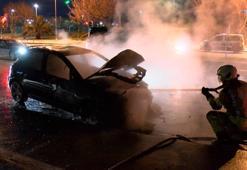 Maltepe'de seyir halindeki otomobil alev alev yandı