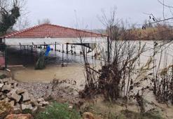 3 gündür etkili olan yağmurlar nedeniyle ırmak taştı, restoranlar ve bahçeleri su bastı