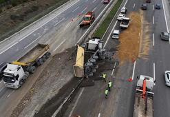 Kuzey Marmara Otoyolu'nda hafriyat kamyonu devrildi