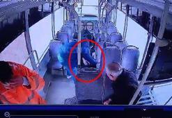 Otobüste epilepsi nöbeti geçiren yolcu koltuktan düştü; o anlar kamerada