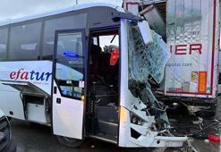 Kurtköy'de tur midibüsü park halindeki TIR'a çarptı; 13 yaralı