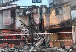 Sivas'ta iki katlı metruk bina çöktü