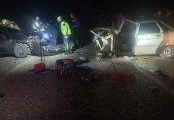 Bursa'da 2 otomobilin, kafa kafaya çarpıştı: 3 yaralı