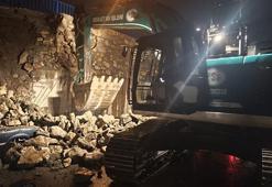 Hatay’da istinat duvarı park halindeki araçların üstüne devrildi