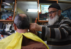 104 yıllık berber dükkanında yarım asırdır mesleğini sürdürüyor