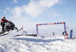 Dünya Kar Motosikleti Şampiyonası’nın ilk ayağı sis bulutu üzerinde tamamlandı