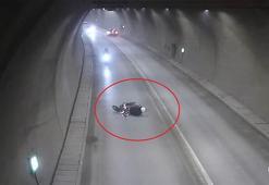 Tünelde motosikletin devrilip sürüklendiği kaza kamerada