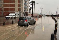 İzmir'de sağanak; cadde ve sokaklar göle döndü