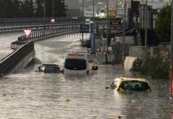 Kuşadası'nda sağanak; yollar göle döndü, araçlar suya gömüldü