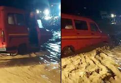 Aydın’da taşan çayda mahsur kalan minibüsteki aile kurtarıldı