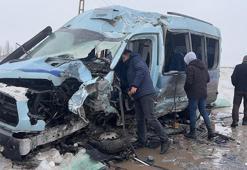 Yüksekova'da halk otobüsüyle minibüs çarpıştı: 18 yaralı