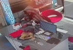 Sultangazi'de iş başvurusu için geldiği mağazada müdürün telefonunu çaldı