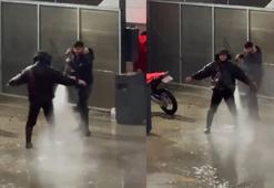 Çamurlu araziden dönen motosiklet sürücüsü, basınçlı suyla temizlendi