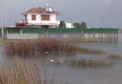 Balıkesir'de sağanak; yazlıkları ve tarım alanlarını su bastı