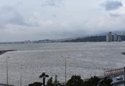 İzmir’de sağanak; denizin rengi değişti