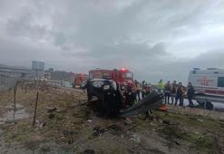 Bariyerlere çarpan otomobilin sürücüsü ile yanındaki eşi öldü