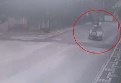 Otomobille çarpışan elektrikli bisiklet sürücüsünün yaralandığı kaza kamerada