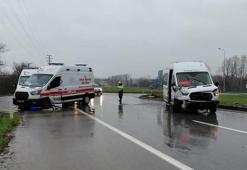 Ambulans ile servis minibüsü çarpıştı: 10 yaralı