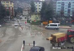 Tünel çıkışında traktörün kalas yüklü römorku devrildi; o anlar kamerada