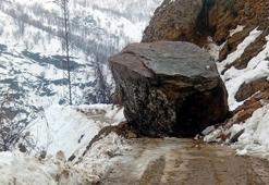 Bitlis'in 2 ilçesinde köy yollarında heyelan ulaşımı etkiledi